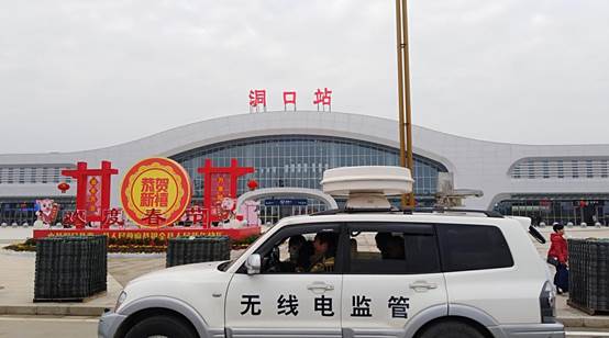 说明: 说明: 邵阳市无管处排查小组在洞口县高铁站监测排查 摄影 颜国雄