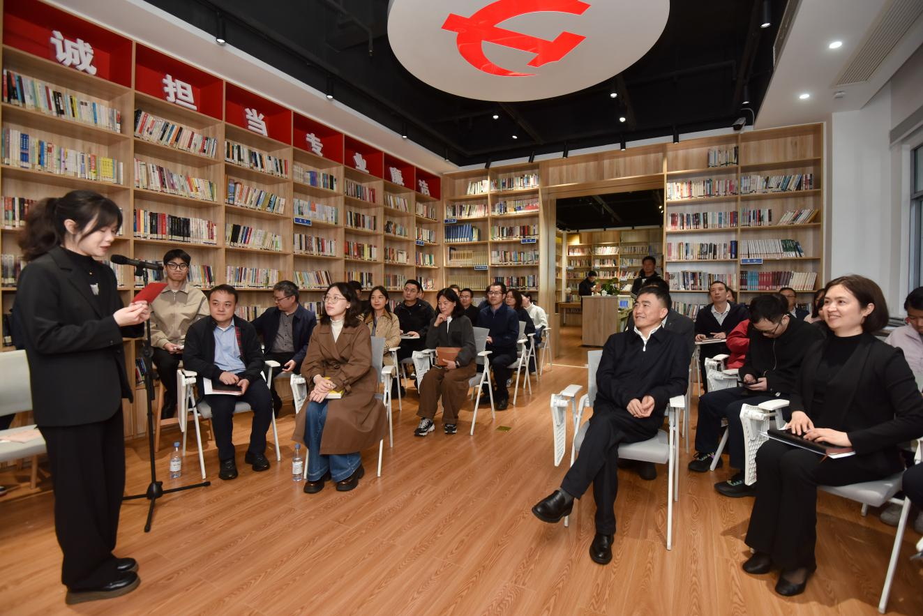 叶仁雄与年轻干部座谈交流