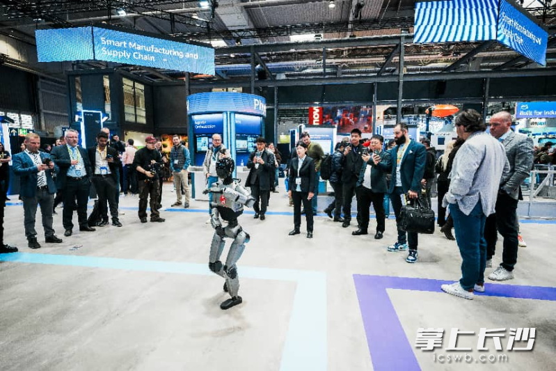 中联重科的双足人形机器人带来精彩的开场舞蹈表演。均为通讯员供图