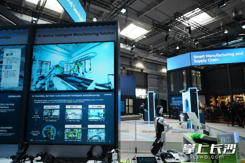 中联重科在现场展示智能制造解决方案。