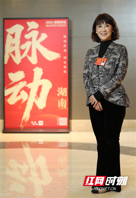 湖南省人大代表、湖南亘晟门窗幕墙有限公司董事长何海英.jpg 湖南省人大代表、湖南亘晟门窗幕墙有限公司董事长何海英.jpg