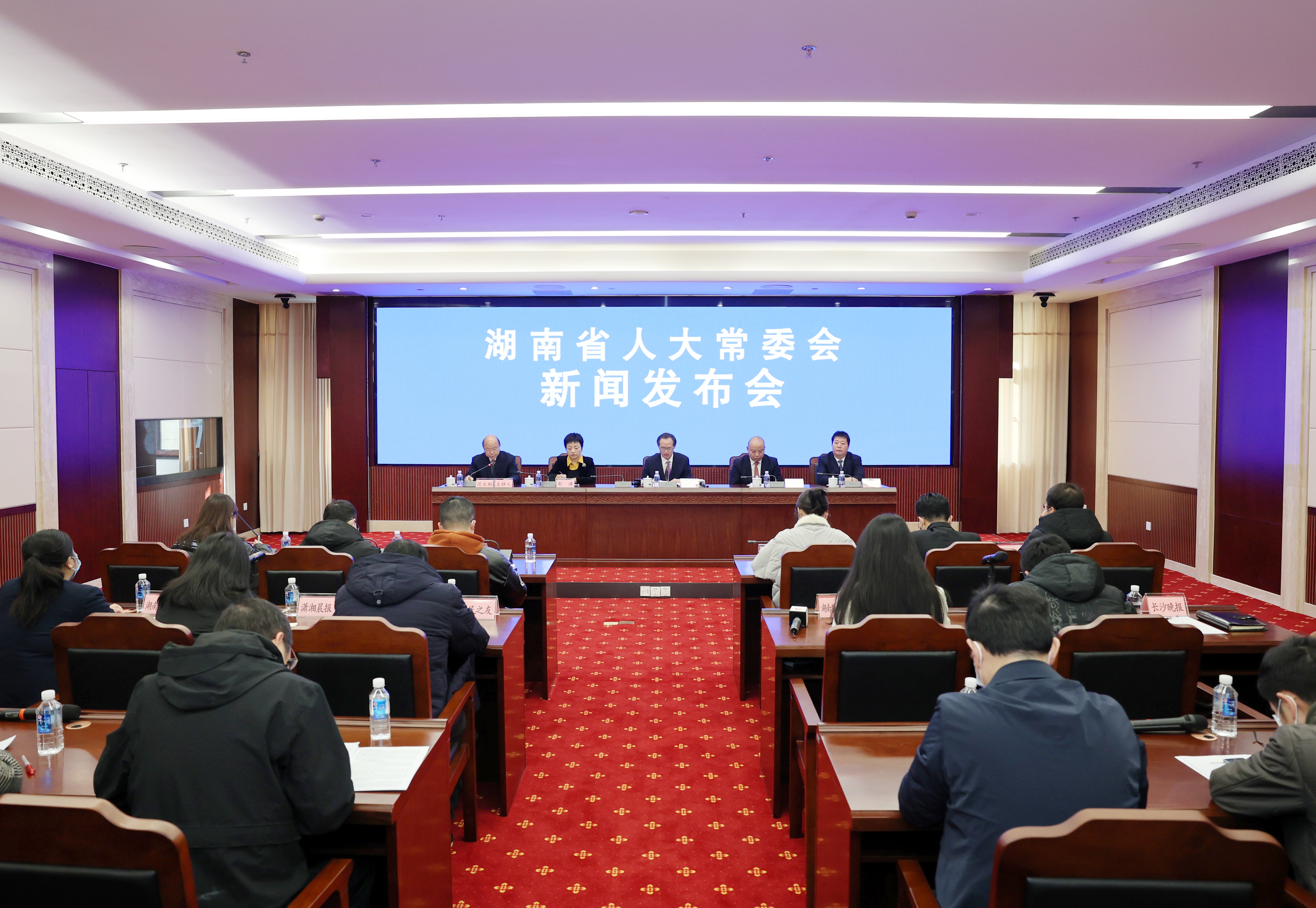 省人大常委会举行新闻发布会 就《湖南省先进制造业促进条例》等法规相关问题答记者提问